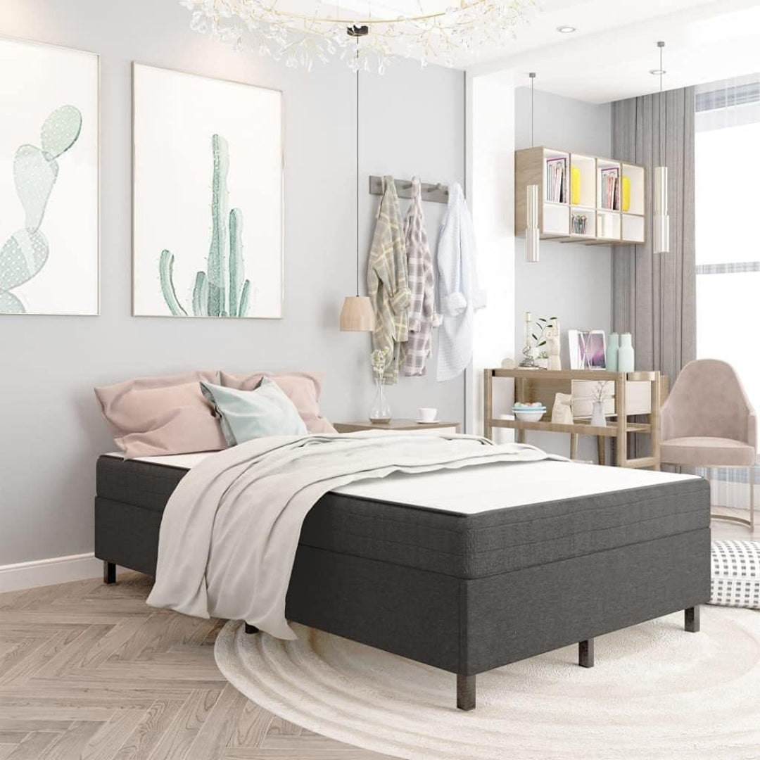 Grau bestimmt die Farbgebung von dem Boxspringbett