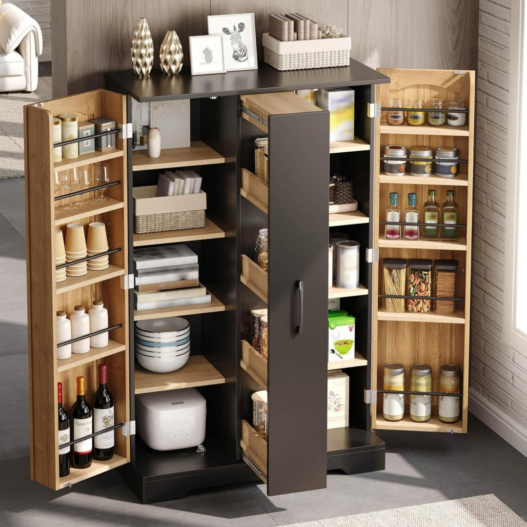Das Sideboard zeigt verstellbare Ablagen in Dunkelbraun