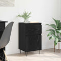 Das Sideboard zeigt sich in Schwarz und Eichenbraun
