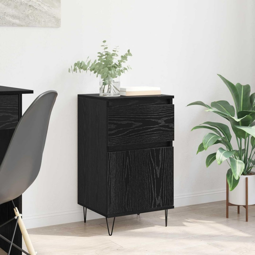 Das Sideboard zeigt sich in Schwarz und Eichenbraun