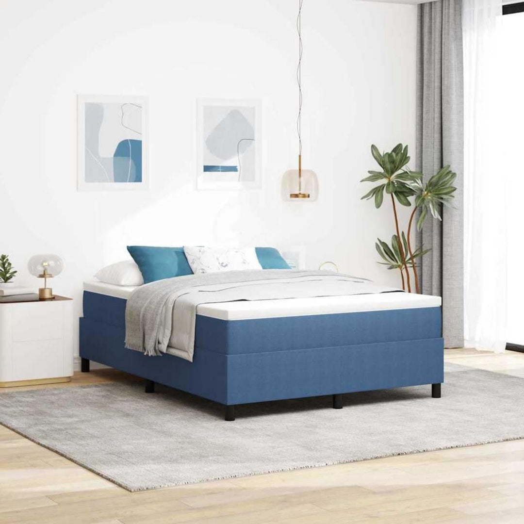 Das Boxspringbett zeigt sich in Blau