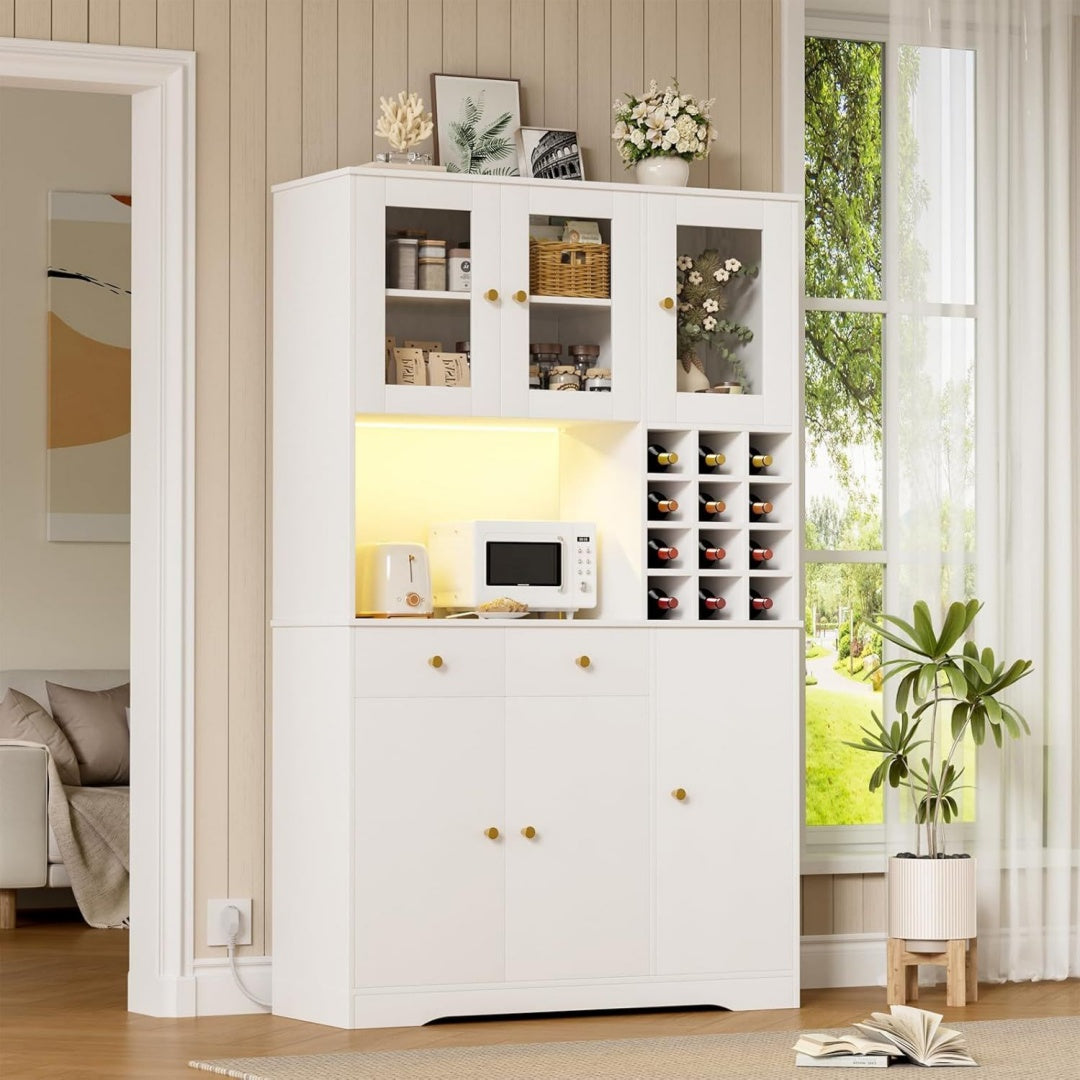 Sideboard verbindet LED Beleuchtung und goldfarbene Griffe