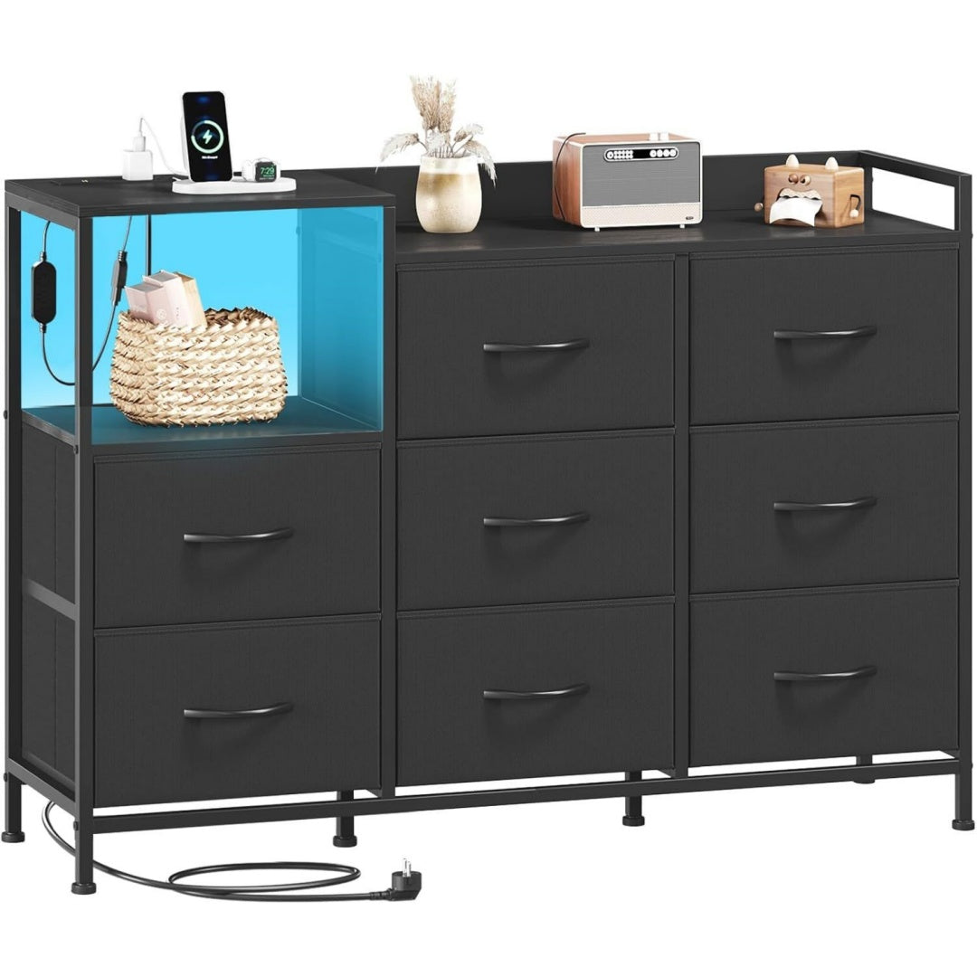 Kunststofffuesse praegen die Gestaltung von dem Sideboard