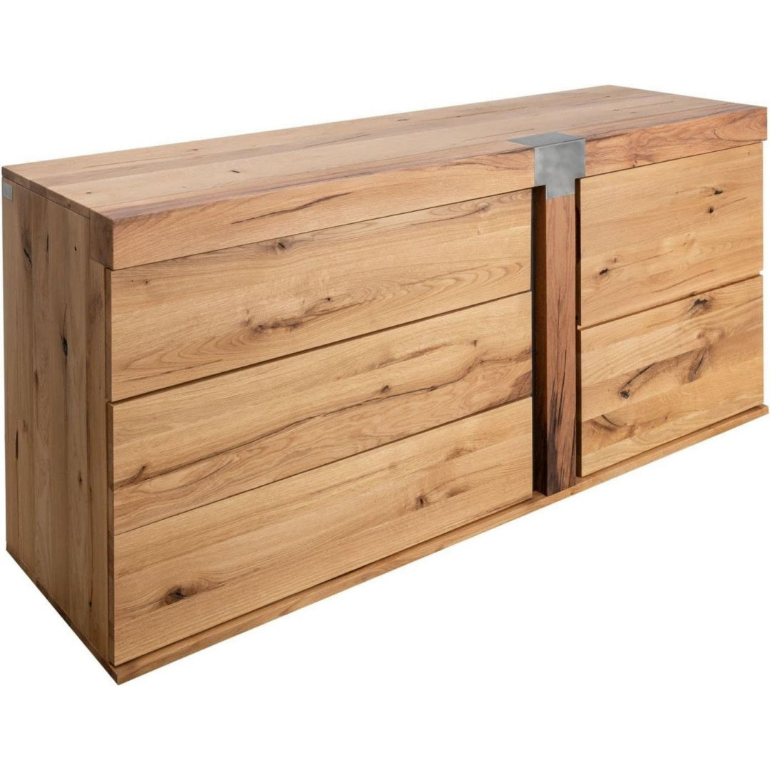 Sanft schliessende Fronten und geschlossenen Stauraum an dem Sideboard