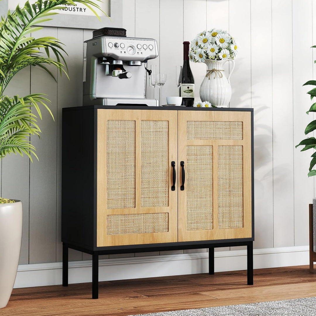 Flechtoptik und ein Metallgestell an dem Sideboard