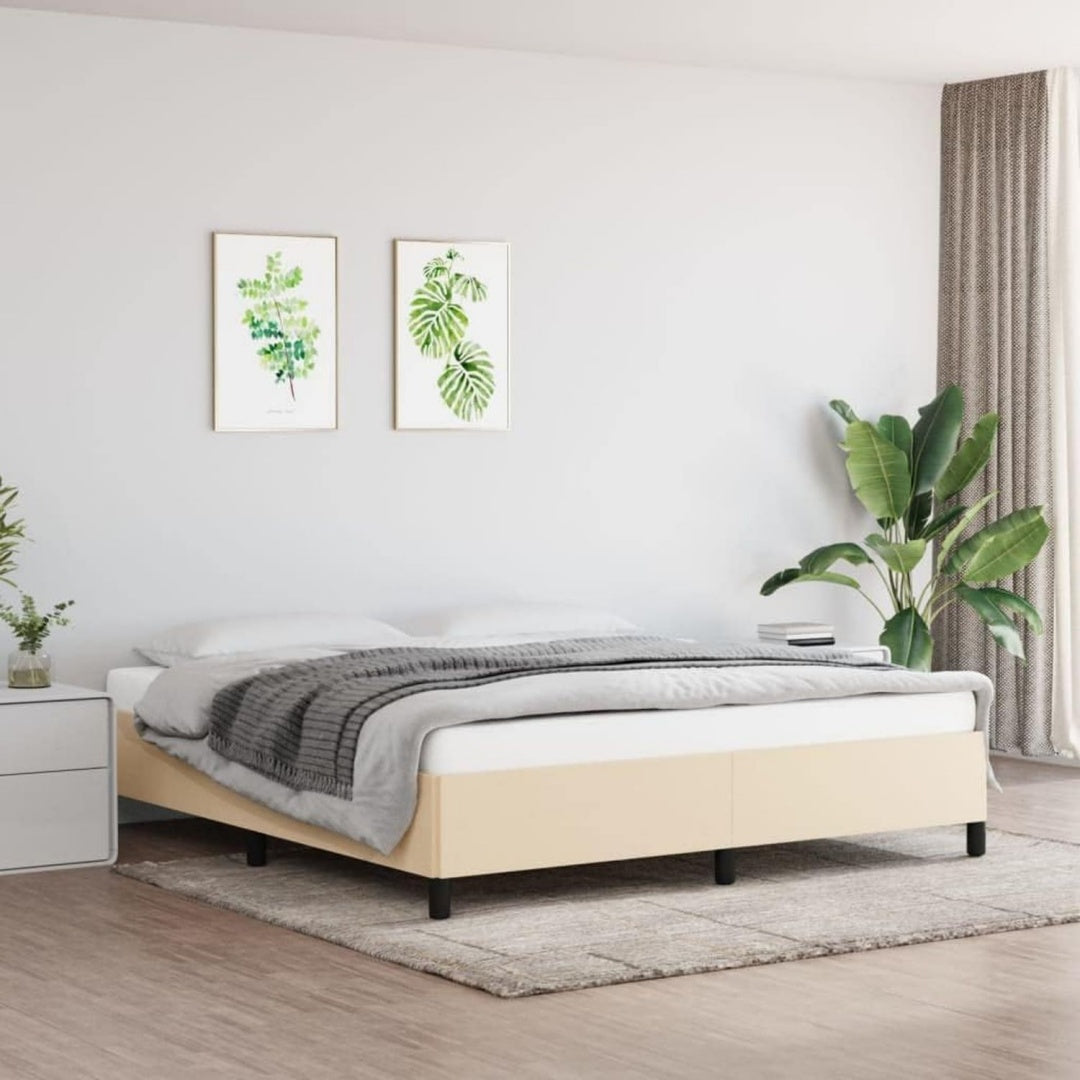 Das Bettgestell misst 203 x 163 x 35 cm