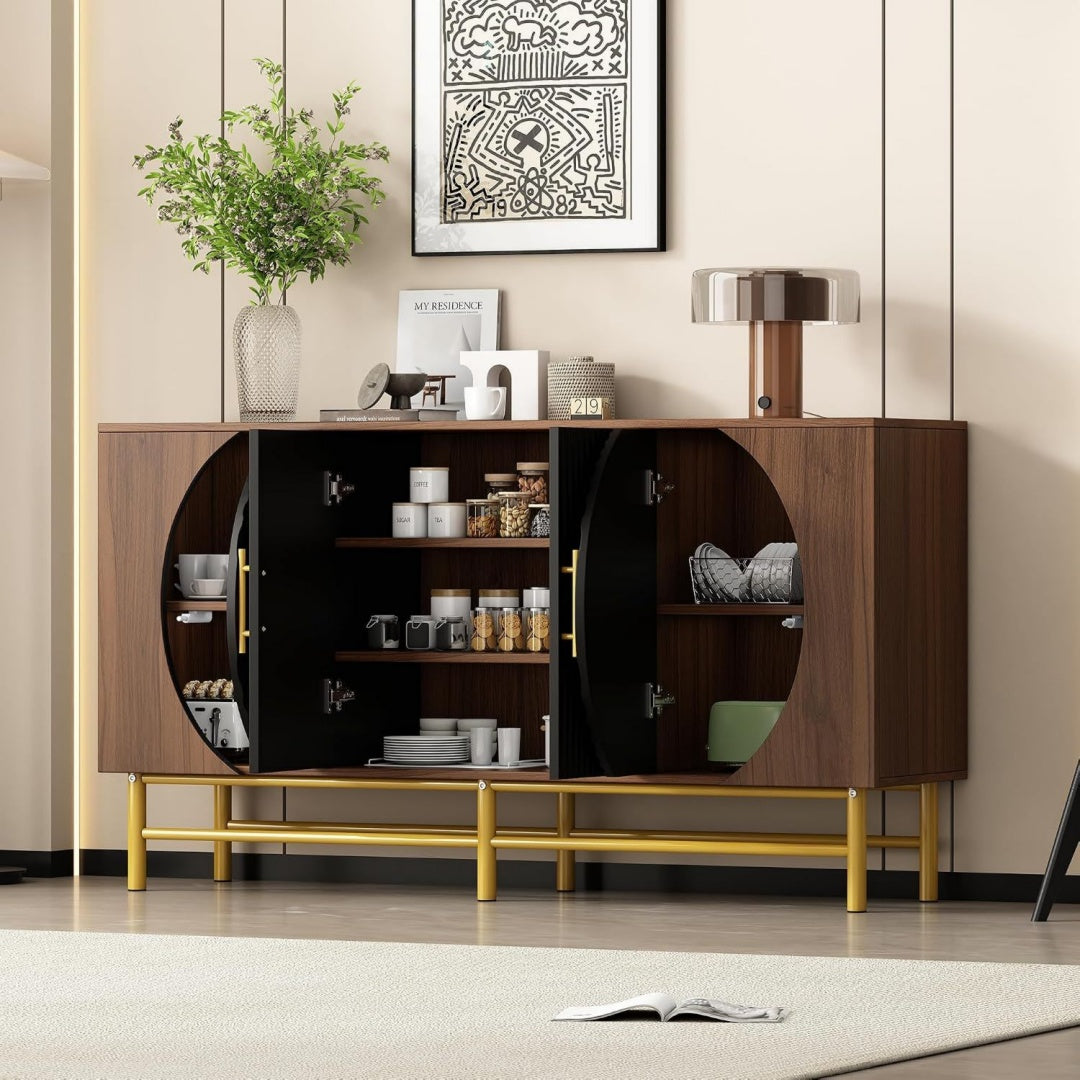 Gerundete Konturen treffen auf 4 Tueren an dem Sideboard